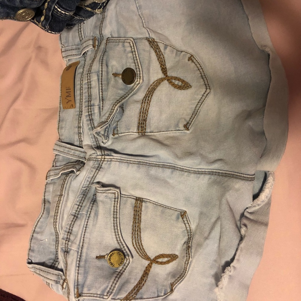 Short shorts - Picture 2 of 2